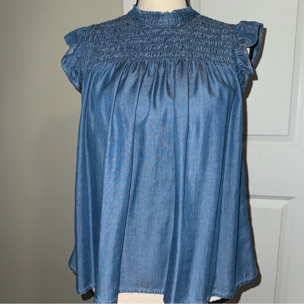 ☀️ Crown & Ivy Sleeveless Top